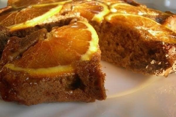 Кофейный пирог с апельсинами Единственное не увлекайтесь этим пирогом перед сном, иначе будет трудно уснуть. А вот утром, к завтраку лучше не найти!Ингредиенты:Куриное яйцо - 5 шт.Сливочное