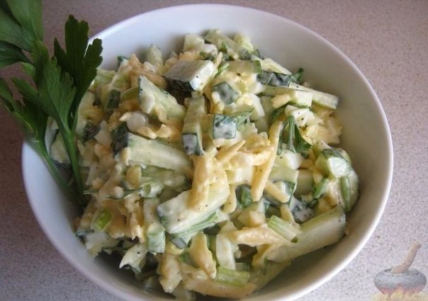 ТОП-6 ПРОСТЫХ, НО ВКУСНЫХ САЛАТОВ 1. САЛАТ С ЗАПРАВКОЙ ИЗ АВОКАДОИНГРЕДИЕНТЫ:Для салата: 1 пучок салата (у меня были зеленые части пекинской капусты), 3 обычных помидора или 6-8 помидоров черри,
