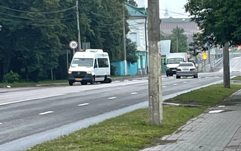 После моста через Коломенку у микроавтобуса оторвало колесо Это картинка