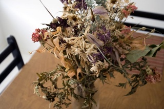 Завядший букет. Лютик завявший. Засохший букет. Роза замерзоне. Букет засохших цветов.